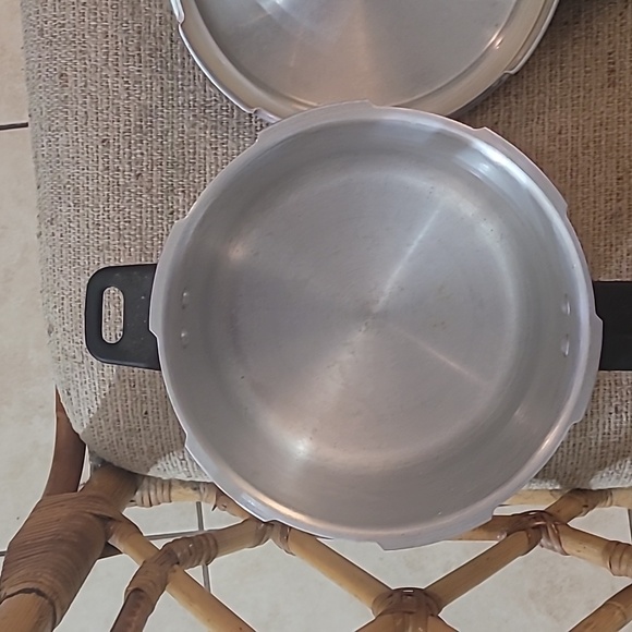 IMUSA Stovetop Aluminum Pressure Cooker - Picture 9 of 12